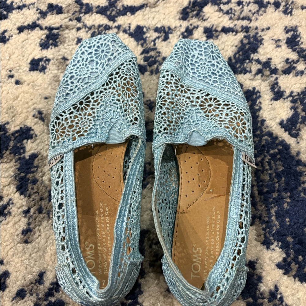TOMS Crochet Lace Slip-On Flats – Light Blue Women’s Size 7